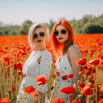 Fotoshooting in einem Mohnblumenfeld